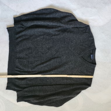 Schwarzer Wollpullover