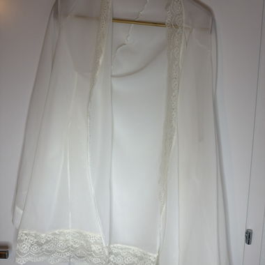 Weisser Spitzen-Bademantel/Kimono