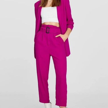 Blazer rosa con pantaloni a pinces