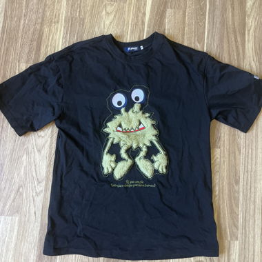 t-shirt mit flauschigem sujet