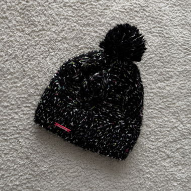 Strickmuetze mit Bommel