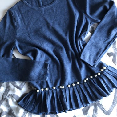 Maglione blu Carnaby con volant e perle