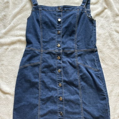 Jeanskleid mit Knöpfen
