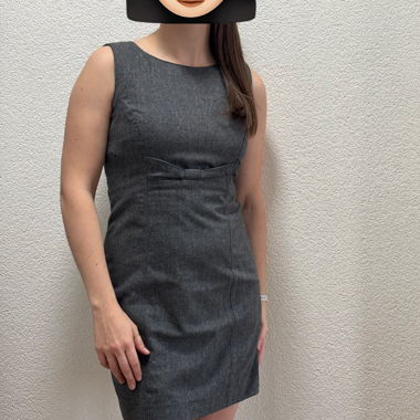 Abito elegante grigio senza maniche