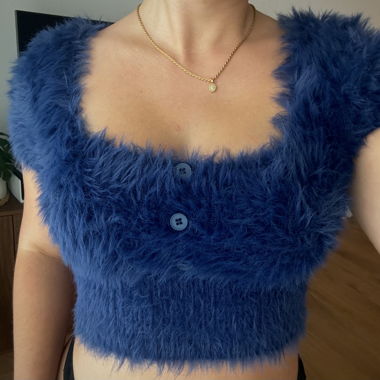 Blaues flauschiges Top