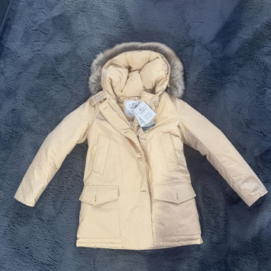   Parka invernale beige, nuovo con etichetta.