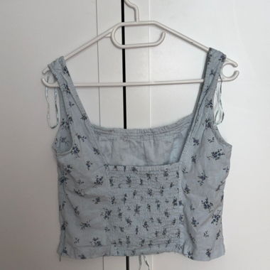 Crop top azzurro chiaro con motivo floreale