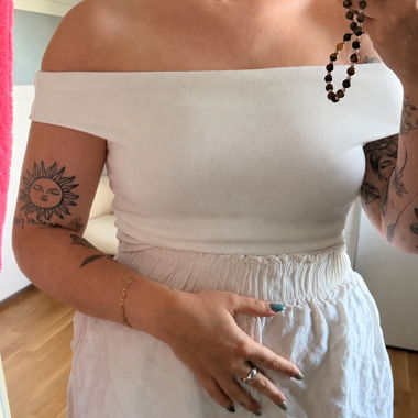 Top bianco con spalle scoperte