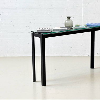 Konsolentisch mit Glasplatte und Metallgestell 