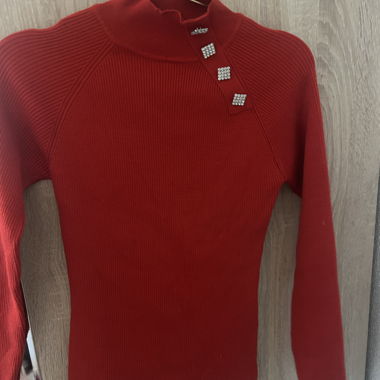 Maglione rosso a coste con strass