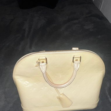 sac LouisVuitton blanc corail verni Alma taille PM