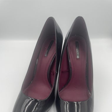 klassischer schwarzer High Heel