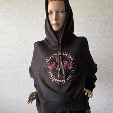 Felpa nera con spalle cut-out