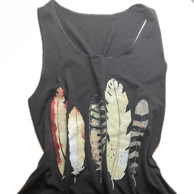 zwei Tanktops mit Motiv 