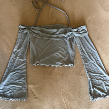 Graues Crop-Top mit langen Ärmeln