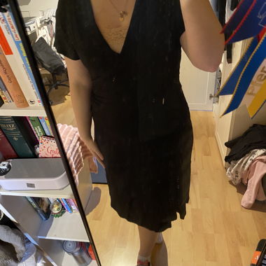 Robe noire à encolure en V