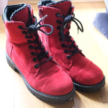 Rote Winterstiefel mit Schnürung