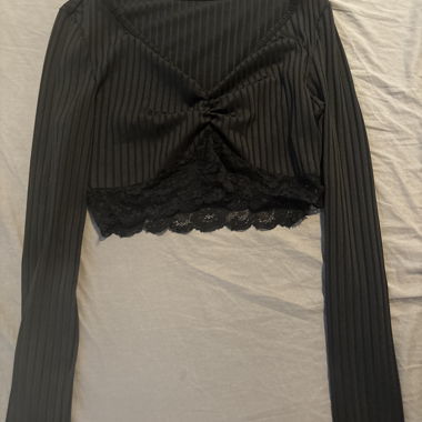Haut en dentelle noire