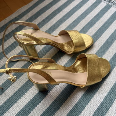 Goldene Sandaletten mit Blockabsatz, Gr. 39