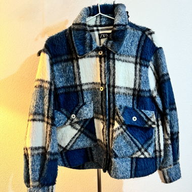 Blaue, flauschige Karo-Jacke von ZARA