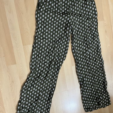 Pantaloni verdi a fantasia