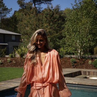 Fließendes, satinartiges Pfirsich-Orange-Kleid mit Shorts