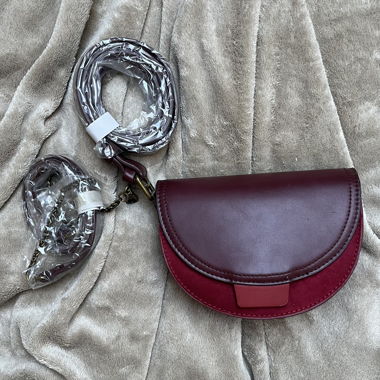 Kleiner bordeauxfarbener Schultertasche