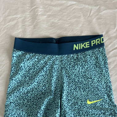 türkisblaue Nike Shorts mit Muster
