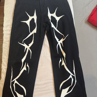 Schwarze Jeans mit Muster 