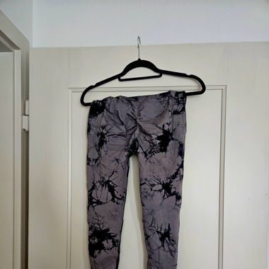 Sportleggins mit Rüschung hinten