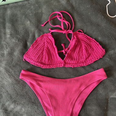 Pinkes Bikini mit Strick Oberteil