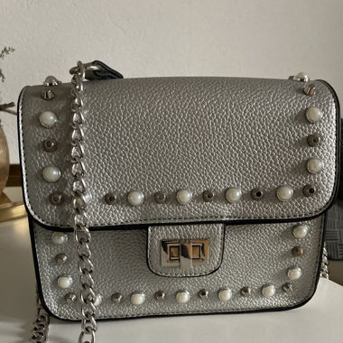 silbrige Handtasche mit praktischer Grösse