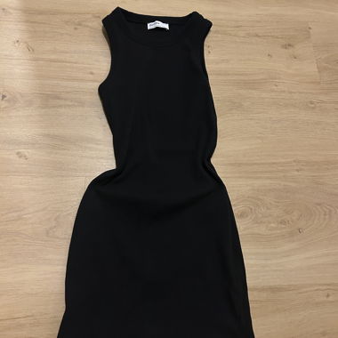 Robe noire sans manches