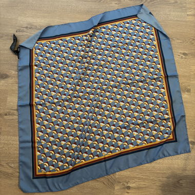 Foulard quadrato a motivo geometrico blu