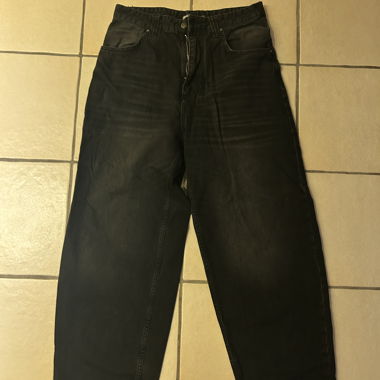 Weite schwarze Jeans