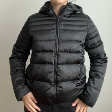 Schwarze Daunen-Winterjacke mit Kapuze
