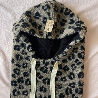 Gilet con cappuccio in sherpa leopardato