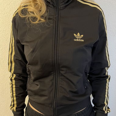 Adidasjacke mit goldenen Streifen