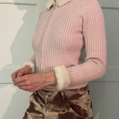 cardigan mignon rose avec col en fourrure