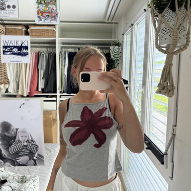 Top grigio con stampa floreale