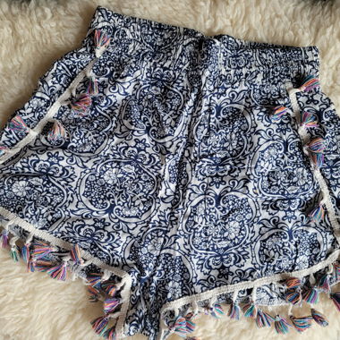 Shorts estivi con dettaglio di nappine giocose