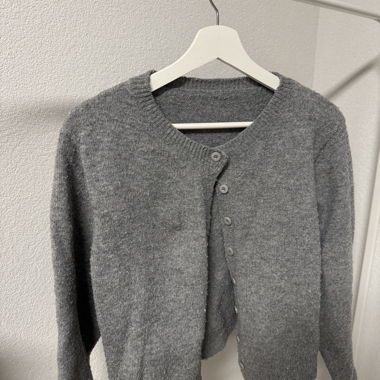 Grau melierter Cardigan mit Knöpfen