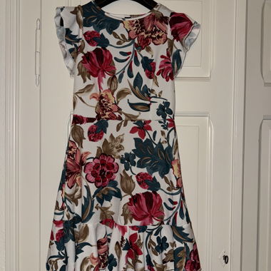 Sommerliches, elegantes Blumenkleid 