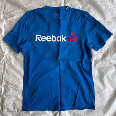 T-shirt blu Reebok con grande stampa sul petto