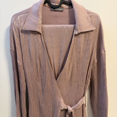 Blouse cache-cœur rose avec pantalon (ensemble)