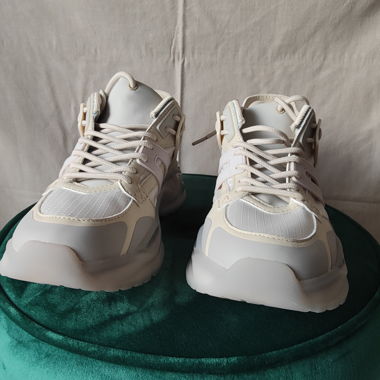 Baskets GUESS blanches avec détails bleu azur