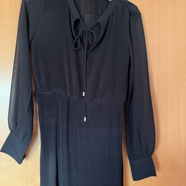 Schwarzes Plissee-Kleid
