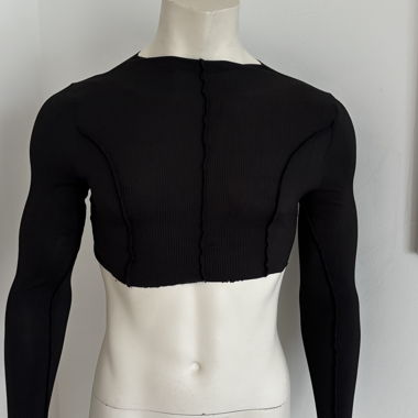 Crop top noir détails coutures 