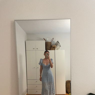 Robe d'été légère avec découpe dans le dos