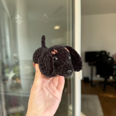 Bambola di peluche da bassotto all'uncinetto, fatto a mano